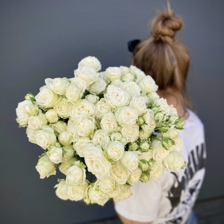 Охапка кустовых роз бомбастик  в Никосии