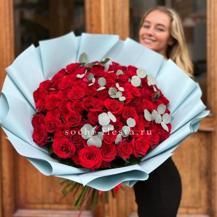 101 красная роза с эвкалиптом в Никосии